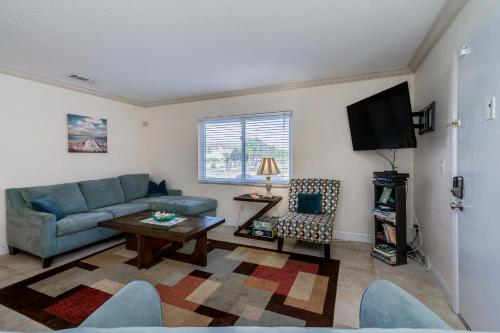 Parkside 15 2 Bedrooms Walk to Beach Pool Access Sleeps 6 - image 11