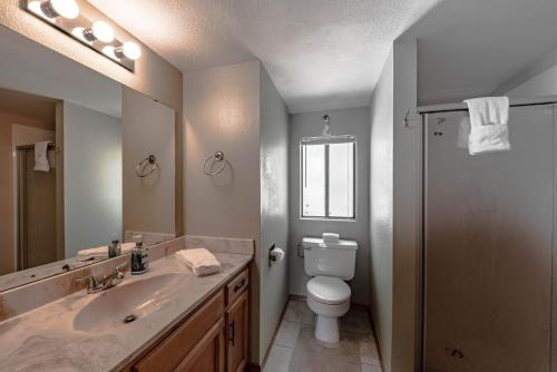 Casa Del Rey 3 Bedrooms Fireplace Hot Tub Foosball Private Sleeps 8 - image 8