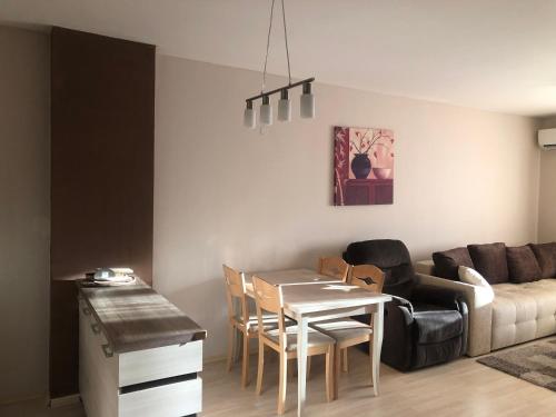 Apartment with Mountain View image 2
