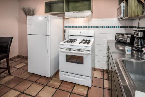 El Tigre 1 Bedroom Sleeps 3 Pets Welcome Flat Screen TV Fenced Yard - image 12
