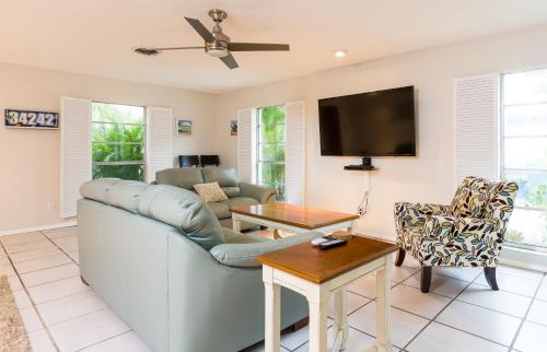 Crescent Street 1138 A pet-friendly 2 bedrooms Pool Walk to the beach - main image