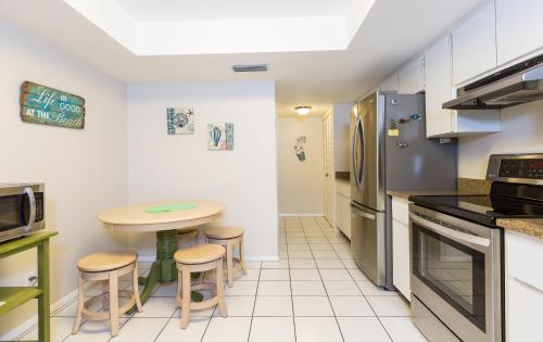 Crescent Street 1138 A pet-friendly 2 bedrooms Pool Walk to the beach - image 12