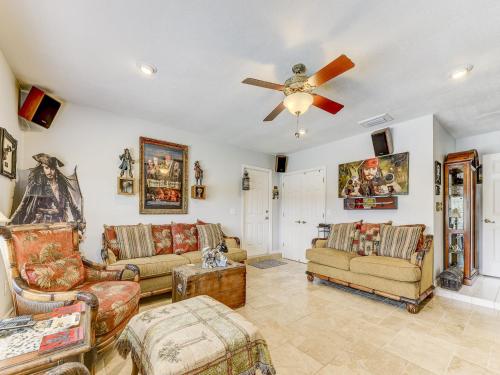 Island Paradise Retreat 3 BR Private Pool Walk to Beach Sleeps 6 - image 7