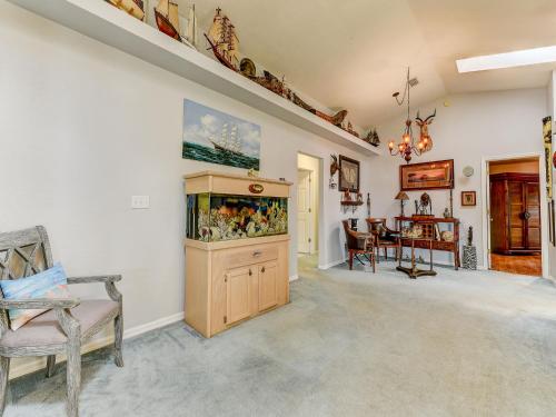 Island Paradise Retreat 3 BR Private Pool Walk to Beach Sleeps 6 - image 10