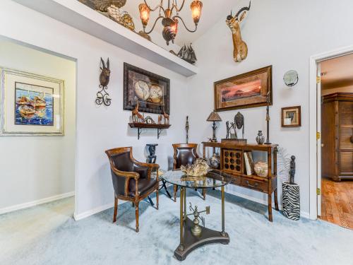 Island Paradise Retreat 3 BR Private Pool Walk to Beach Sleeps 6 - image 12