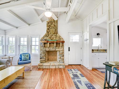 The Historic Hut 3 Bedrooms Beach Front Sleeps 6 - image 12