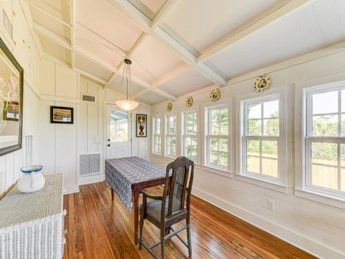 The Historic Hut 3 Bedrooms Beach Front Sleeps 6 - image 11