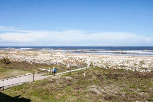 Island South 11 Sleeps 4 2 Bedrooms Penthouse Ocean Front Pool WiFi - image 11