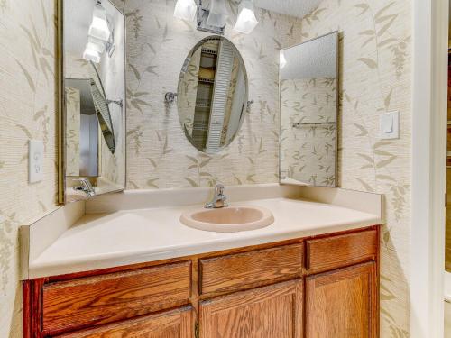 Barefoot Trace 415 2 Bedrooms Sleeps 6 Ocean Front Pool WiFi - image 11