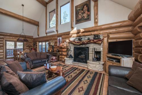 Panther Lodge, 3 Bedrooms, Sleeps 8, WiFi, Jacuzzi, Wood Burning Fireplace