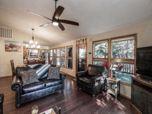 Midtown Riverfront 1 2 Bedrooms Hot Tub Sleeps 6 - image 10