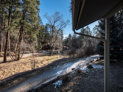 Midtown Riverfront 1 2 Bedrooms Hot Tub Sleeps 6 - image 3