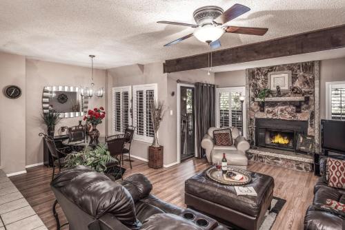 Pinon Park B2 2 BRs Hot Tub Pets Welcome WiFi Sleeps 6