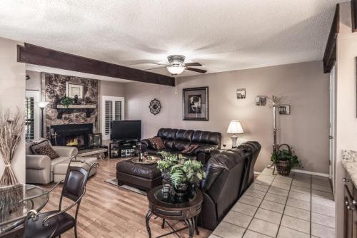 Pinon Park B2 2 BRs Hot Tub Pets Welcome WiFi Sleeps 6 - image 7