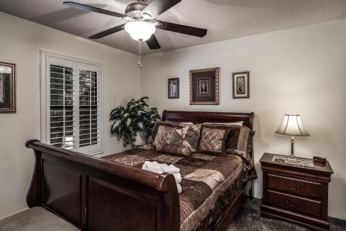 Pinon Park B2 2 BRs Hot Tub Pets Welcome WiFi Sleeps 6 - image 3