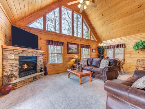 Peace 'N Quiet 3 Bedrooms Sleeps 10 Pool Access Hot Tub View WiFi - main image