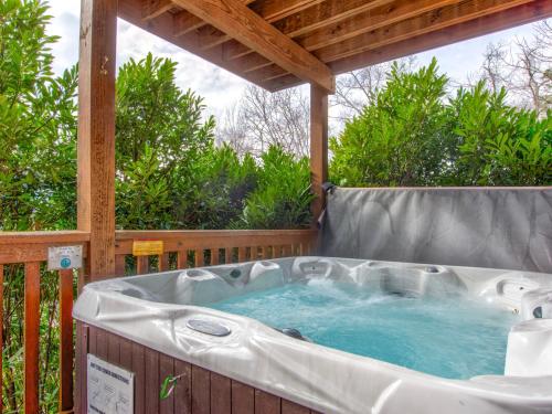 Peace 'N Quiet 3 Bedrooms Sleeps 10 Pool Access Hot Tub View WiFi - image 2