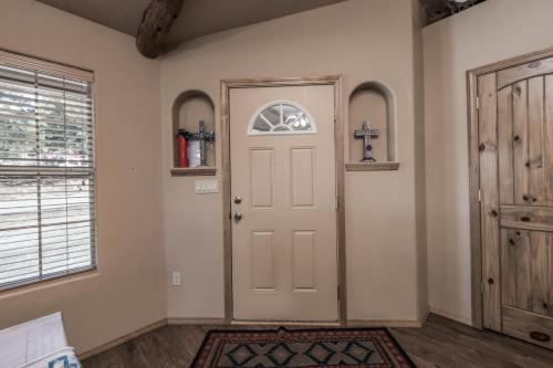 Cowboy Cabin 2 Bedrooms Sleeps 6 Hot Tub Grill Wood Stove - image 14
