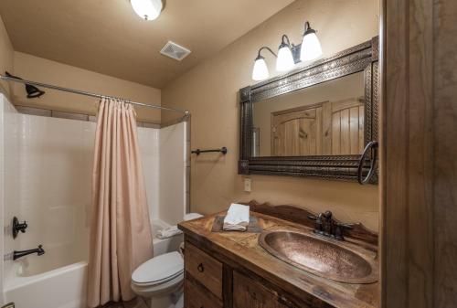 Cowboy Cabin 2 Bedrooms Sleeps 6 Hot Tub Grill Wood Stove - image 11