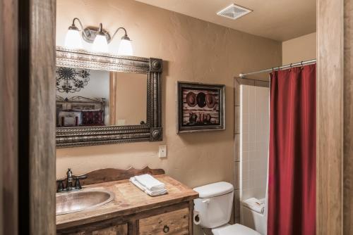 Cowboy Cabin 2 Bedrooms Sleeps 6 Hot Tub Grill Wood Stove - image 2