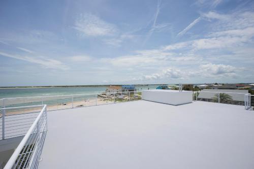 Endless Views 4 Bedrooms Wi-Fi Ocean View Private Pool Sleeps 12 - main image
