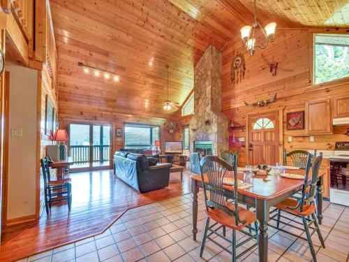 Dreamweaver 2 Bedrooms Sleeps 5 Hot Tub Mountain View Grill WiFi - image 11