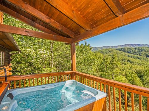 Dreamweaver 2 Bedrooms Sleeps 5 Hot Tub Mountain View Grill WiFi - image 2