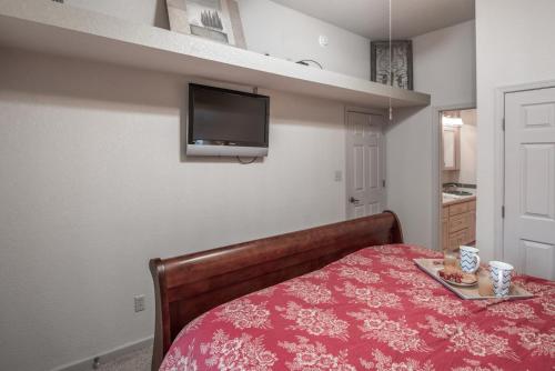 Robins Nest Pet Friendly 3 Bedrooms Fireplace Hot Tub Game Room Sleeps 8 - image 3