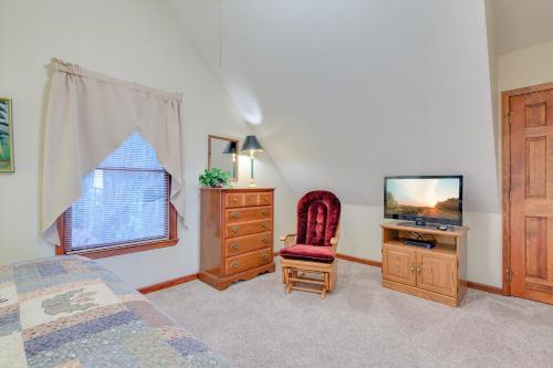 Bear Trails 2 Bedrooms Pool Access Fireplace Hot Tub WiFi Sleeps 6 - image 11