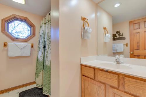 Bear Trails 2 Bedrooms Pool Access Fireplace Hot Tub WiFi Sleeps 6 - image 12