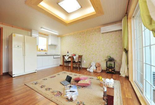 room detail thumbnail 2