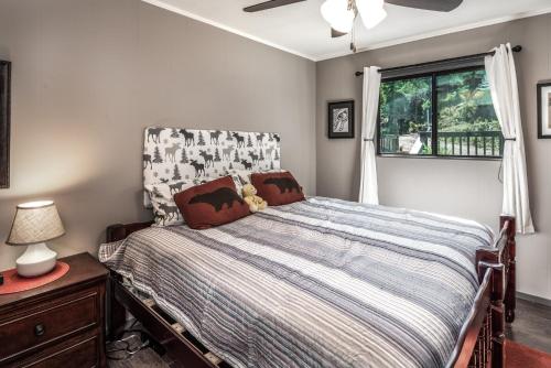 Valley View 3 BRs Sleeps 8 Fireplace WiFI Pets Welcome Views - image 12