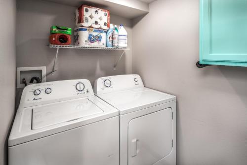 Valley View 3 BRs Sleeps 8 Fireplace WiFI Pets Welcome Views - image 3