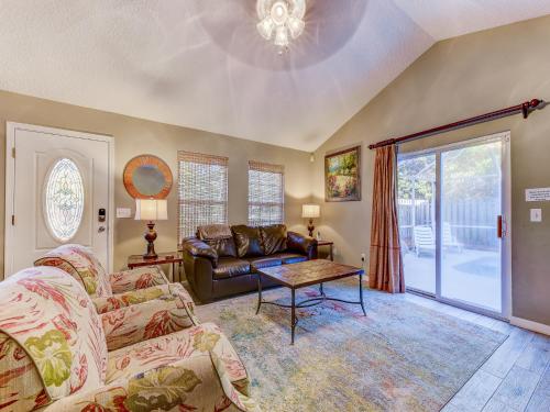 Avery's Beach Bungalow 2 Bedrooms Sleeps 7 Private Pool Pet Friendly - image 6