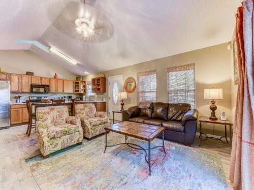 Averys Beach Bungalow, 2 Bedrooms, Sleeps 7, Private Pool, Pet Friendly in Butler Beach, USA