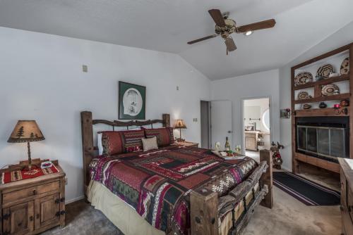 DreamCatcher 2 Bedrooms Sleeps 6 Movie Channels Wood Fireplace - image 8
