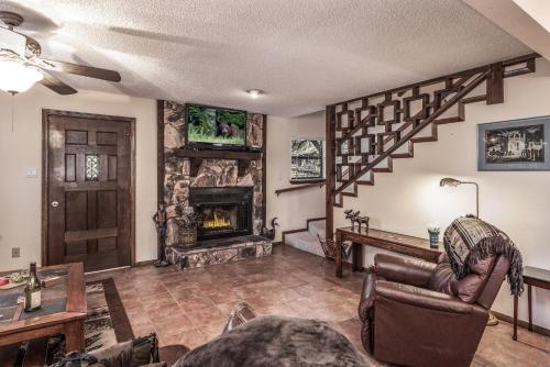 Pinon Park B22, 3 BRs, Pool Table, Fireplace, WiFi, Sleeps 8