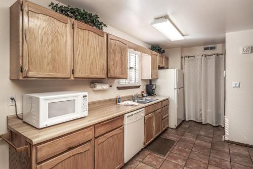 Pinon Park B22 3 BRs Pool Table Fireplace WiFi Sleeps 8 - main image