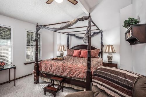 Pinon Park B22 3 BRs Pool Table Fireplace WiFi Sleeps 8 - image 13