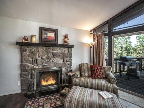 Bear Cave, 2 Bedrooms, Sleeps 6, Fireplace, WiFi, Grill, Mountain View