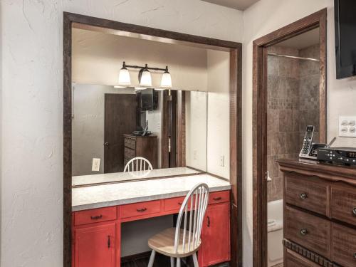 Bear Cave 2 Bedrooms Sleeps 6 Fireplace WiFi Grill Mountain View - image 6