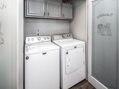 Bear Cave 2 Bedrooms Sleeps 6 Fireplace WiFi Grill Mountain View - image 12