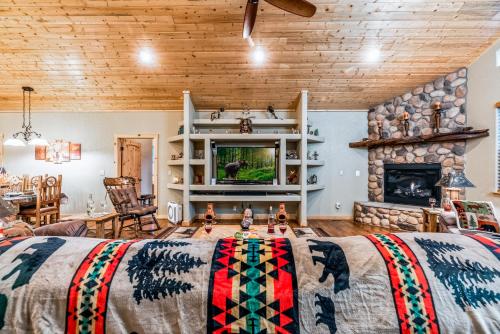 Heavenly Pines 3 Bedrooms Wi-Fi Fireplace Ramp Accessible Hot Tub Sleeps 6 - image 11