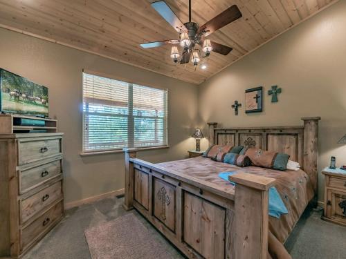 Heavenly Pines 3 Bedrooms Wi-Fi Fireplace Ramp Accessible Hot Tub Sleeps 6 - image 12
