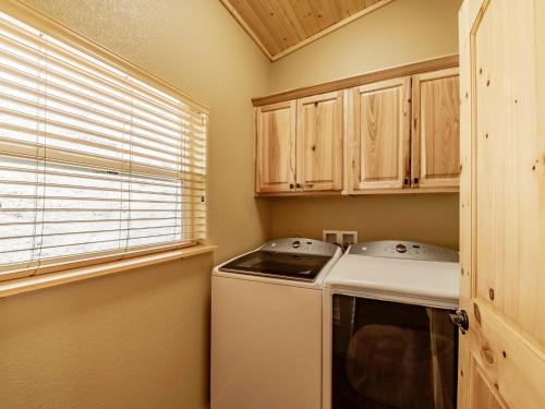 Heavenly Pines 3 Bedrooms Wi-Fi Fireplace Ramp Accessible Hot Tub Sleeps 6 - image 8