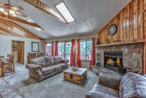 Rettig's Rustic Retreat, 3 Bedrooms, Sleeps 8, WiFi, Wood Fireplace