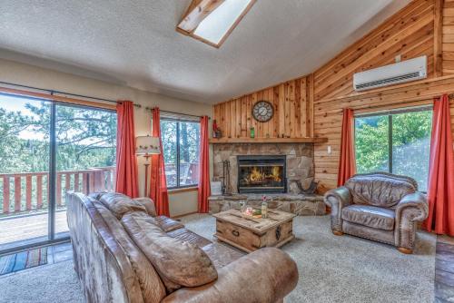 Rettig's Rustic Retreat, 3 Bedrooms, Sleeps 8, WiFi, Wood Fireplace