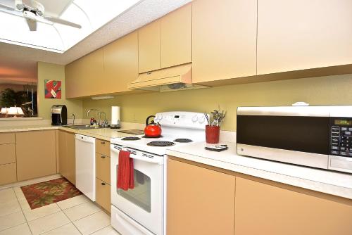 Gulf and Bay Club 102B Sleeps 4 Beach Front Ground Floor 2 Bedrooms - image 11