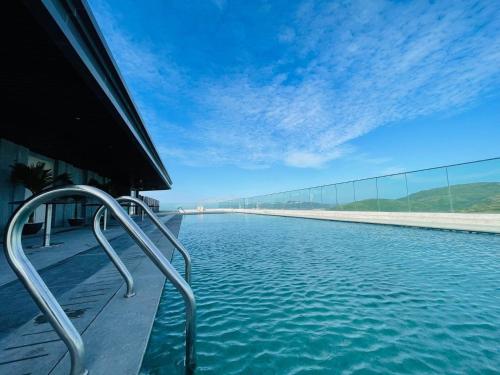 Swimming pool, Can ho cao cap 2 phong ngu Altara Quy Nhon tang cao, view bien - MARIS Condotel in City Beach