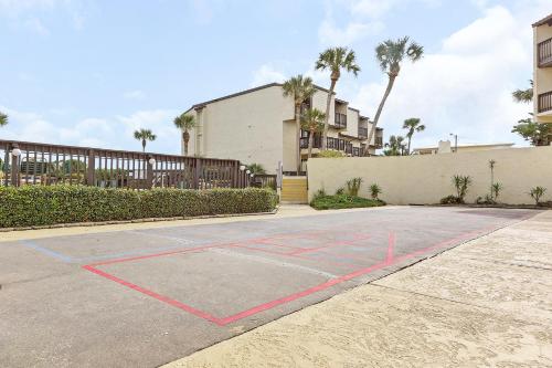 Island View 2 Bedrooms Sleeps 8 Ocean Front Pool Tennis WiFi - image 11